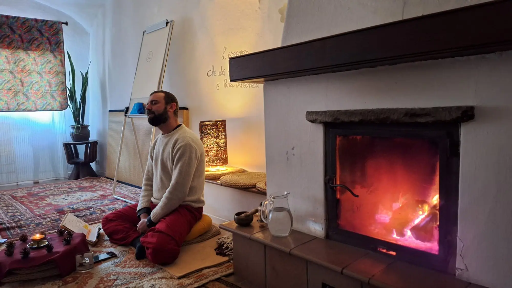 Eros seduto in meditazione nella Sala Tappeti di Boves, accanto al camino acceso