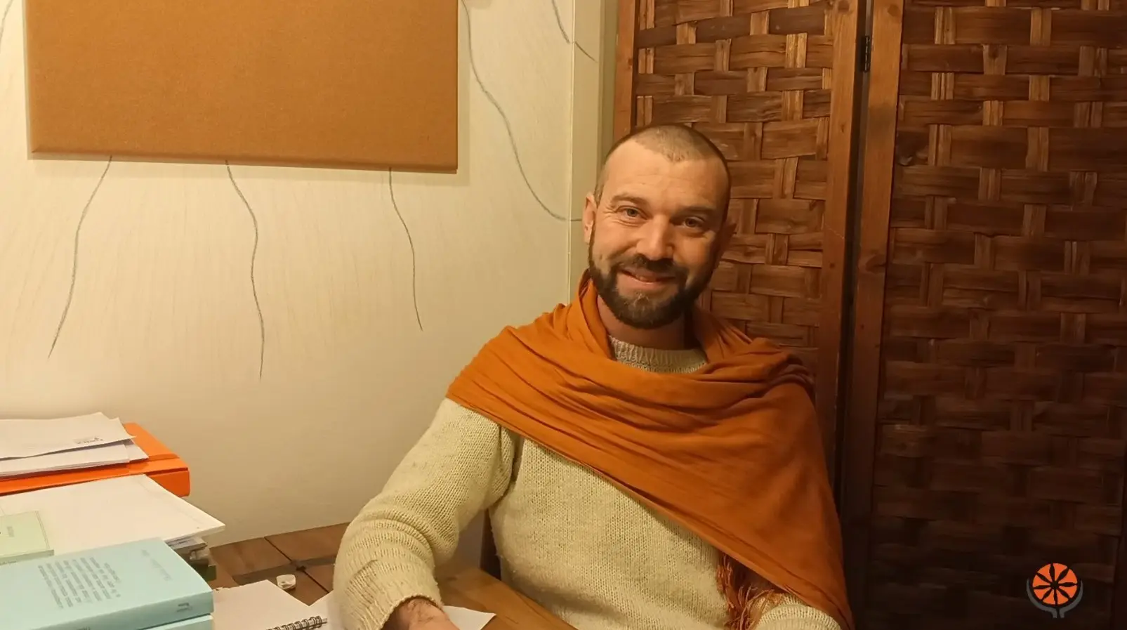 Eros, guida di Via della Quiete, nel fotogramma del video di presentazione