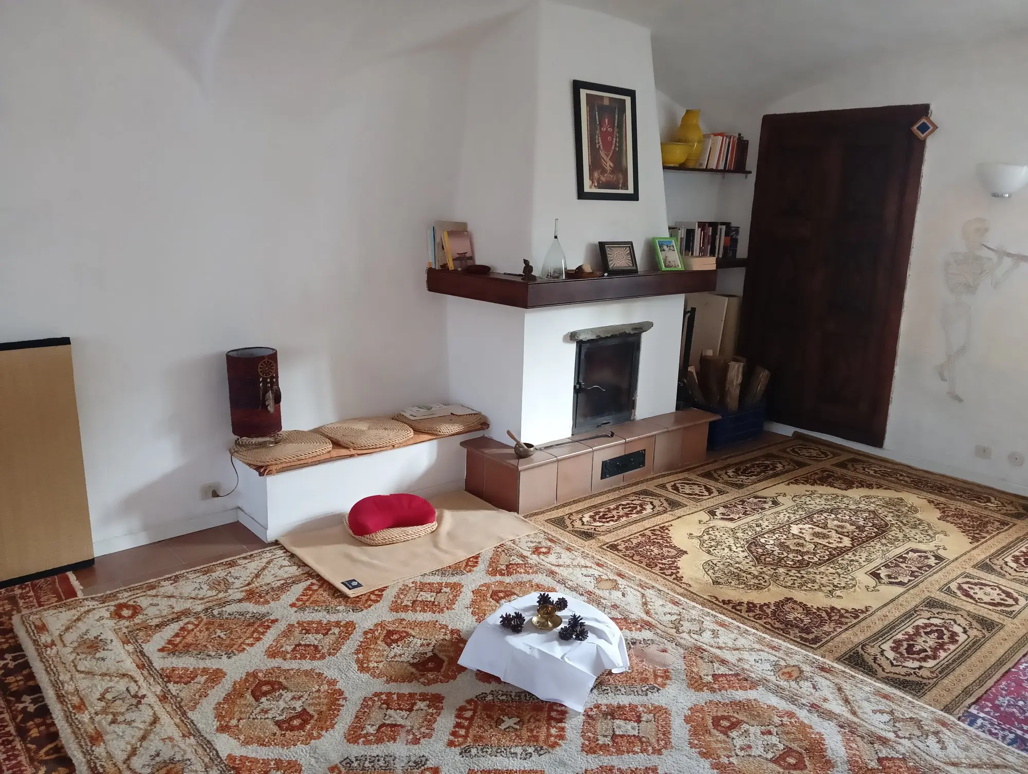 La Sala Tappeti di Boves, sala di meditazione in Corso Bisalta 169: pavimento di tappeti, cuscini e camino