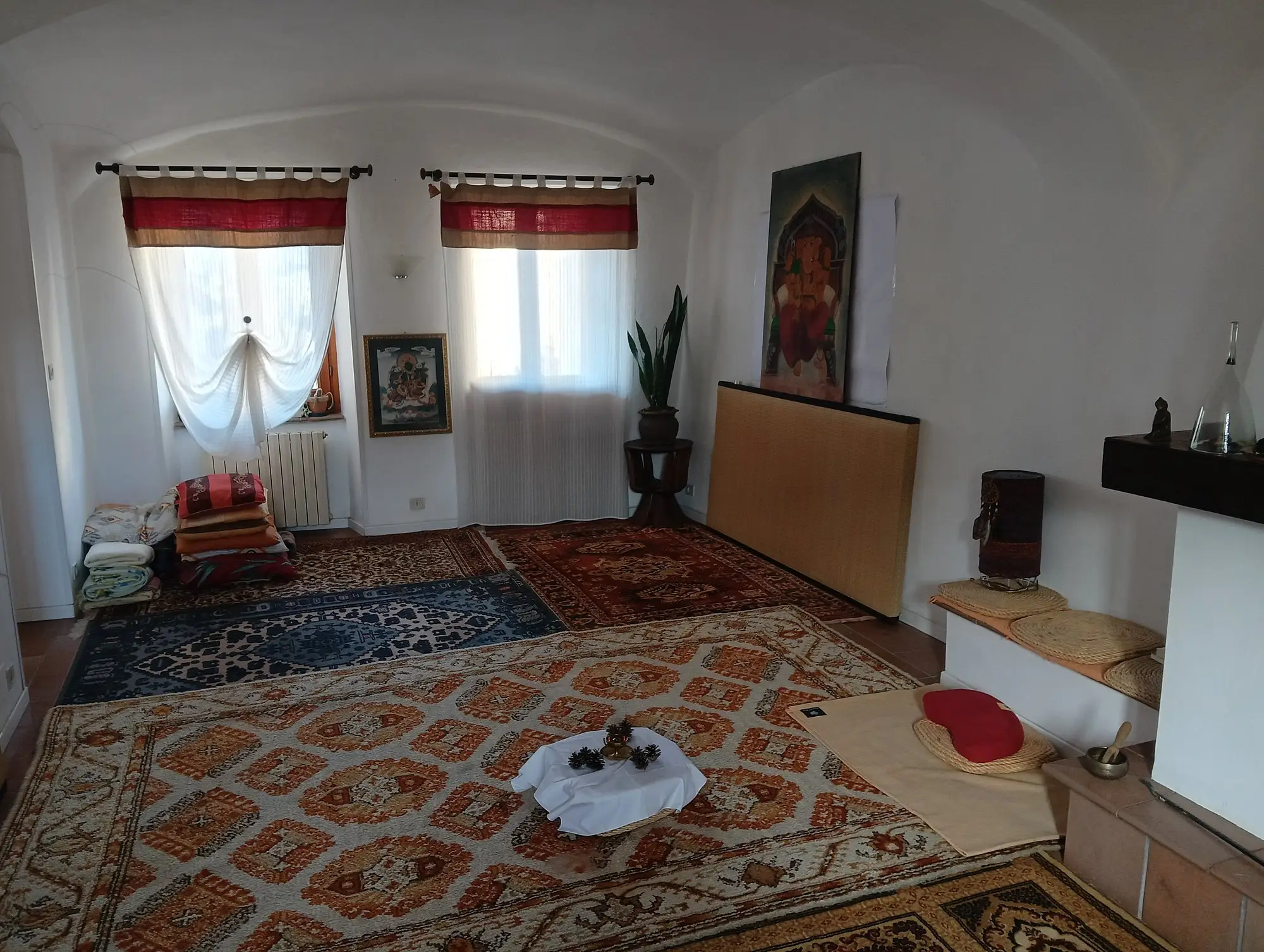 La luce delle finestre sui tappeti della Sala Tappeti, la sala di meditazione di Via della Quiete a Boves