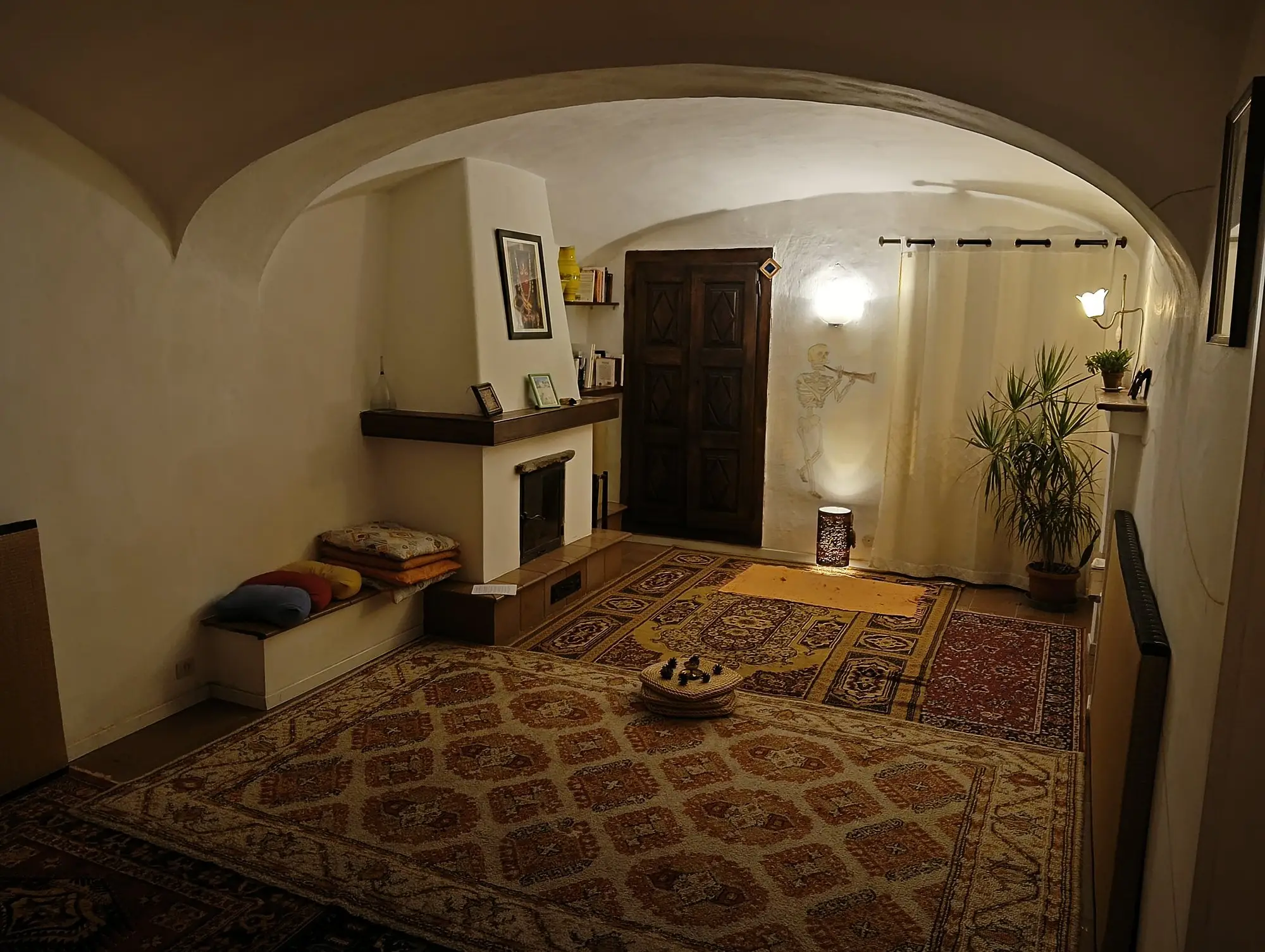 Le volte a crociera della Sala Tappeti di Boves, la sala di meditazione di Via della Quiete, la sera